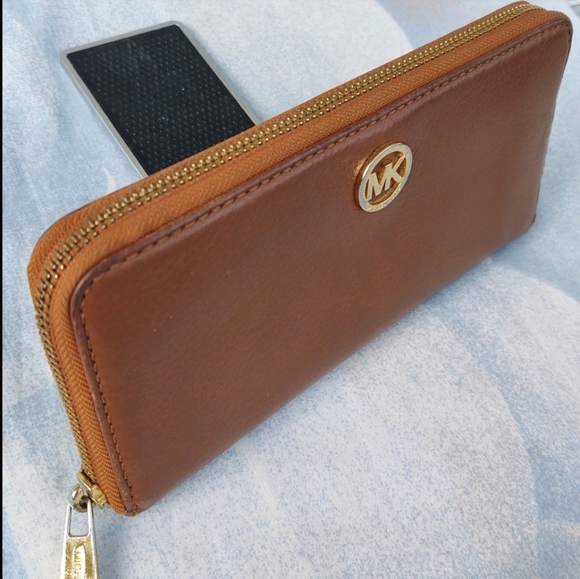 Michael Kors Handbags - Michael Kors Fulton Zip Continental Wallet Clutch